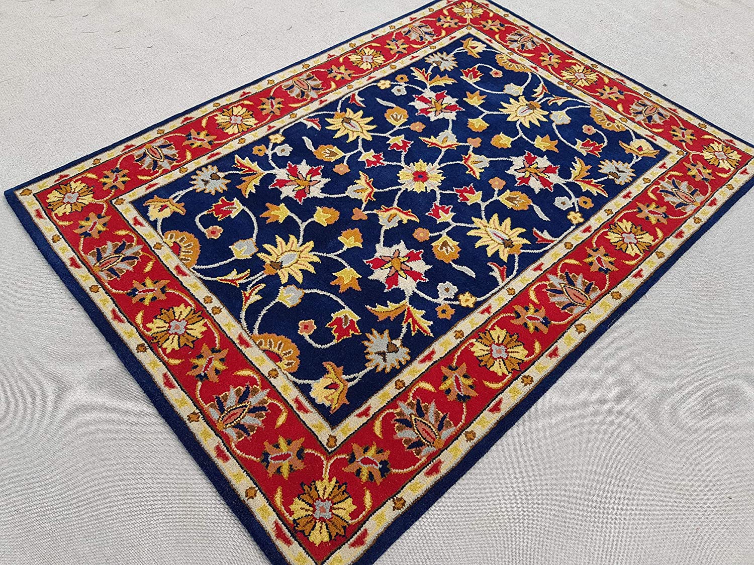 P7.2 hand tufted carpet with elegant border design and soft plush texture