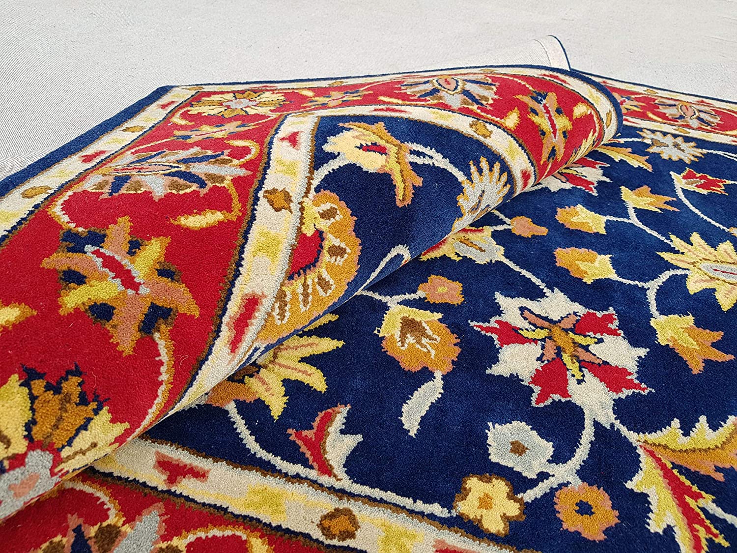 P7.6 hand tufted carpet with elegant border design and soft plush texture