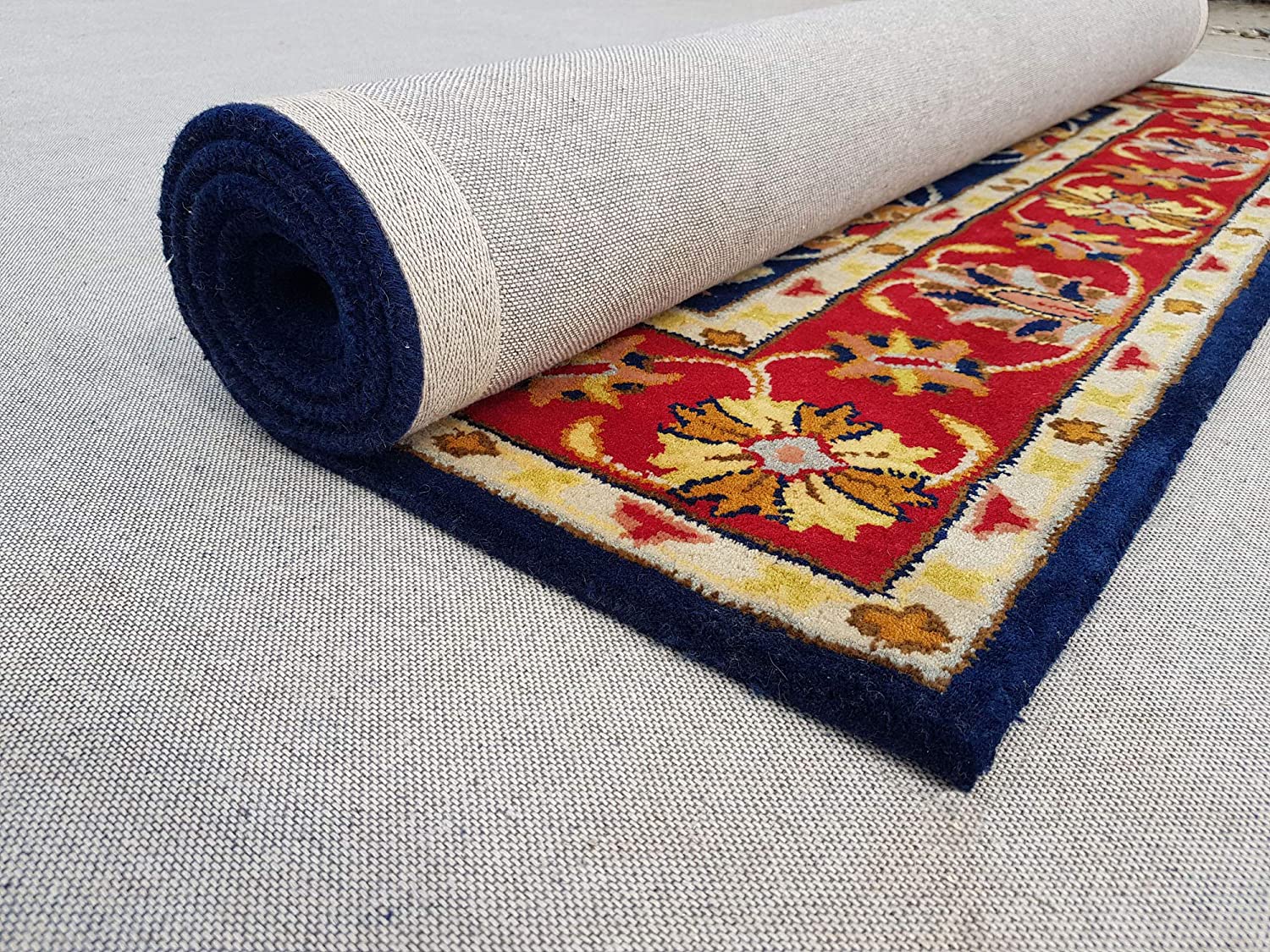 P7.7 hand tufted carpet with elegant border design and soft plush texture