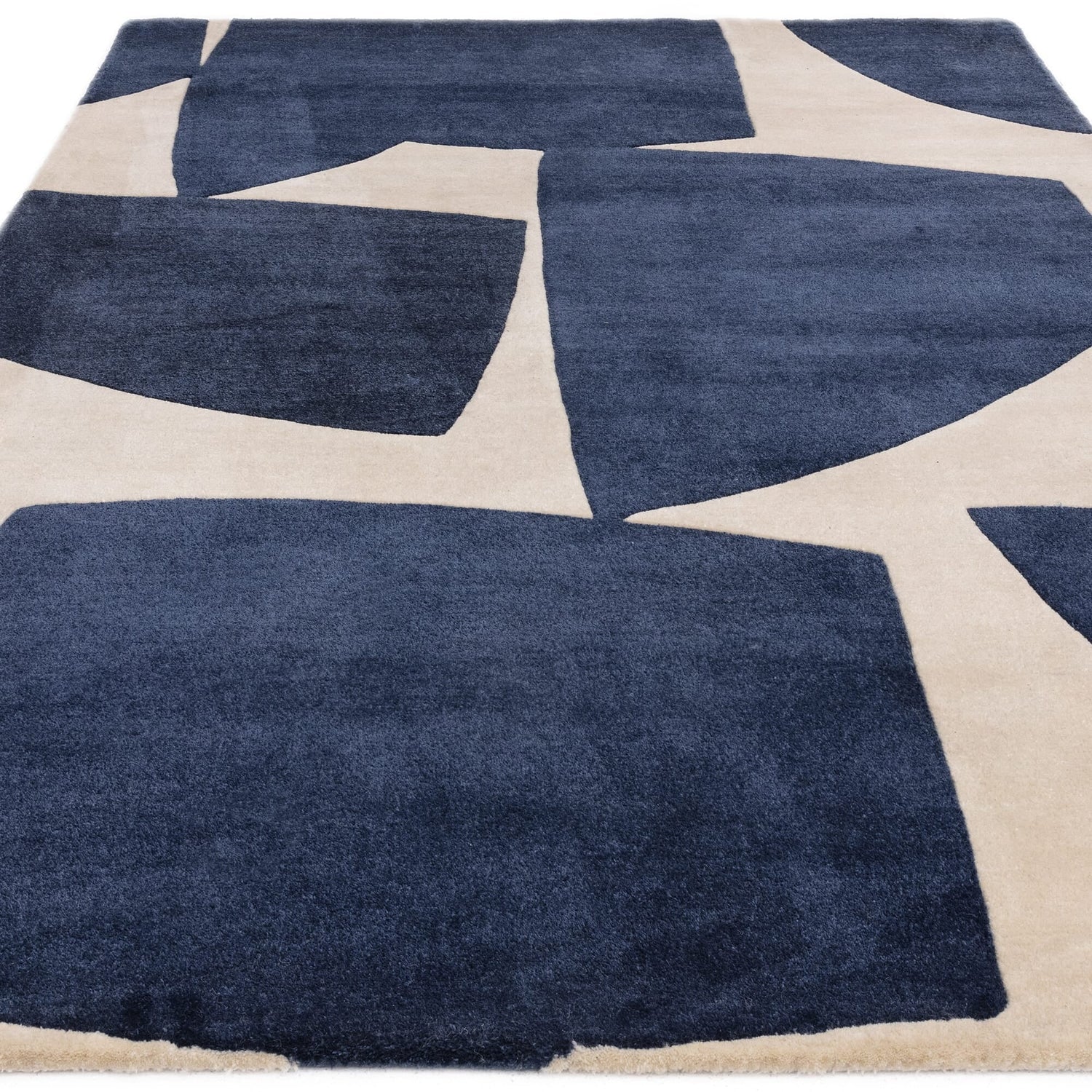 Tufted 15.2 hand tufted carpet with elegant border design and soft plush texture."